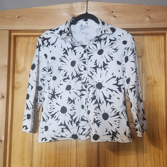 đź–¤All Hours Women's Black and White Floral Button Down Shirt Size Medium - Picture 1 of 4